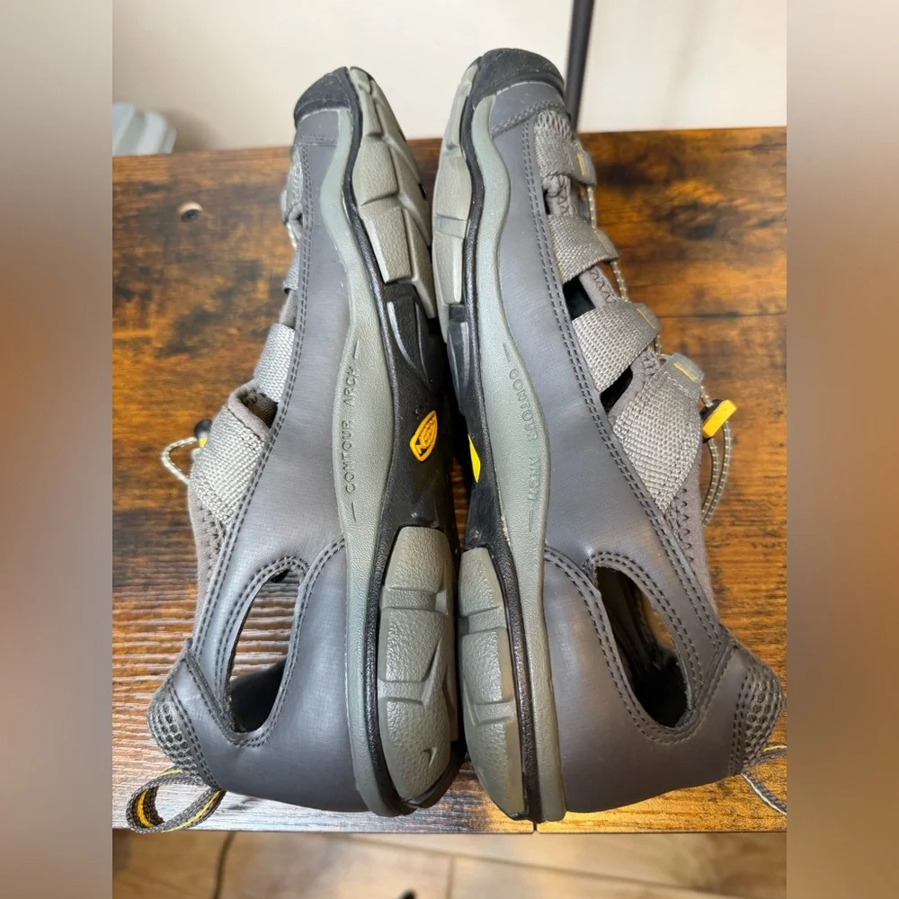 KEEN Men's Outdoor Sandals Grey Bumper Toe Bungee Cinch Lacing Size 9.5